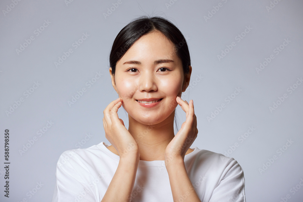 若い日本人女性の美容イメージ