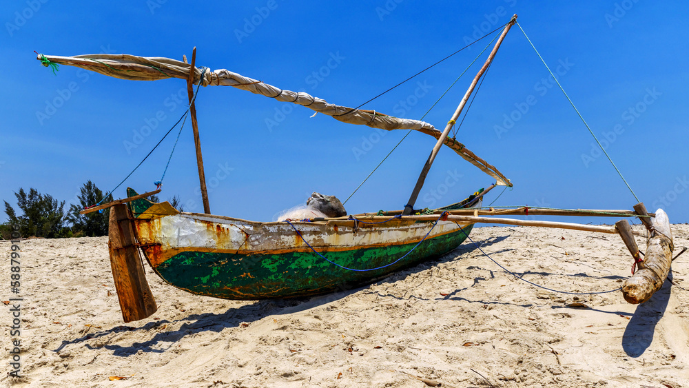 Fototapeta premium Pirogue à balancier sur une plage de Madagascar