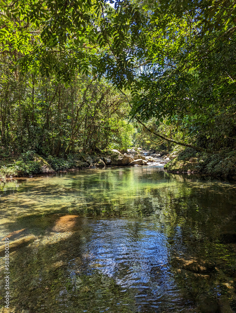 Obraz premium Rio en la montaña comarca