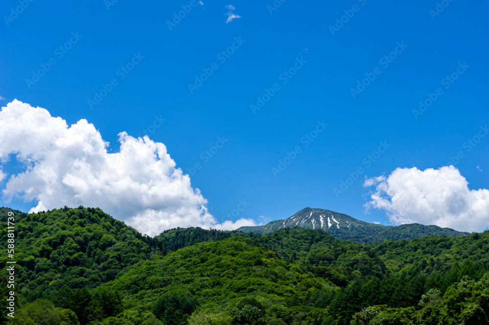 新緑の山と青空と白い雲