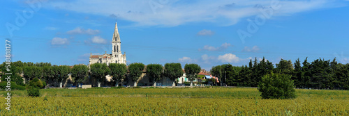 Eglise dans un village en Provence