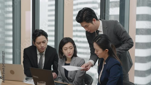 Confident business people having a meeting,4K