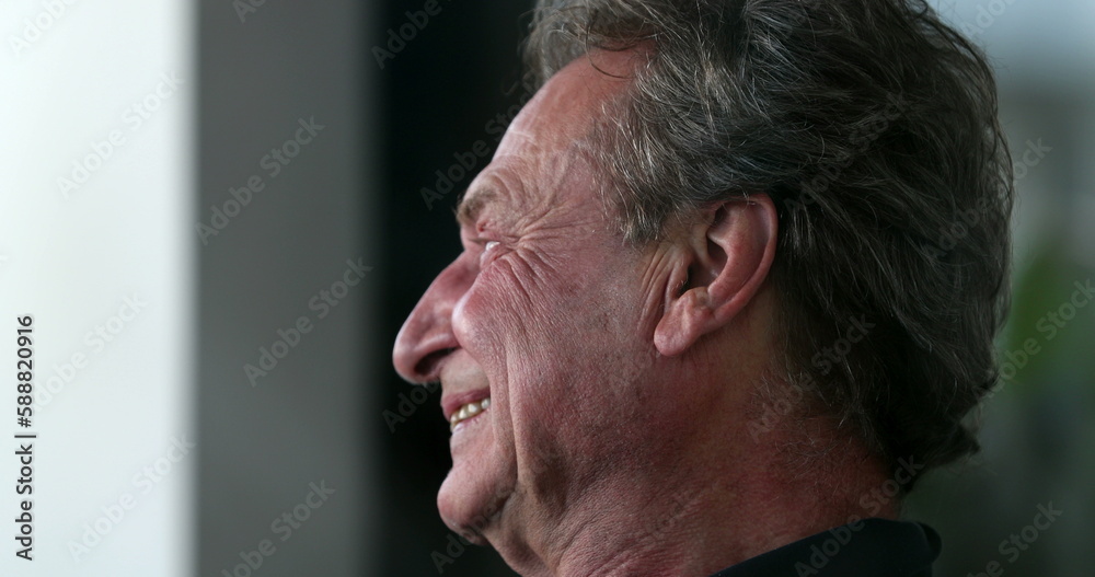 Obraz premium Smiling happy older man portrait looking at camera