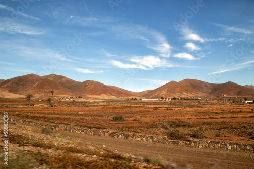karge Einöde auf Fuerteventura vor einer Bergkette