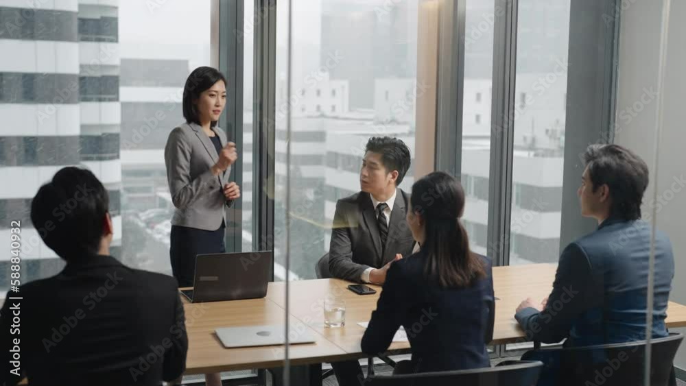 Confident business people having a meeting,4K
