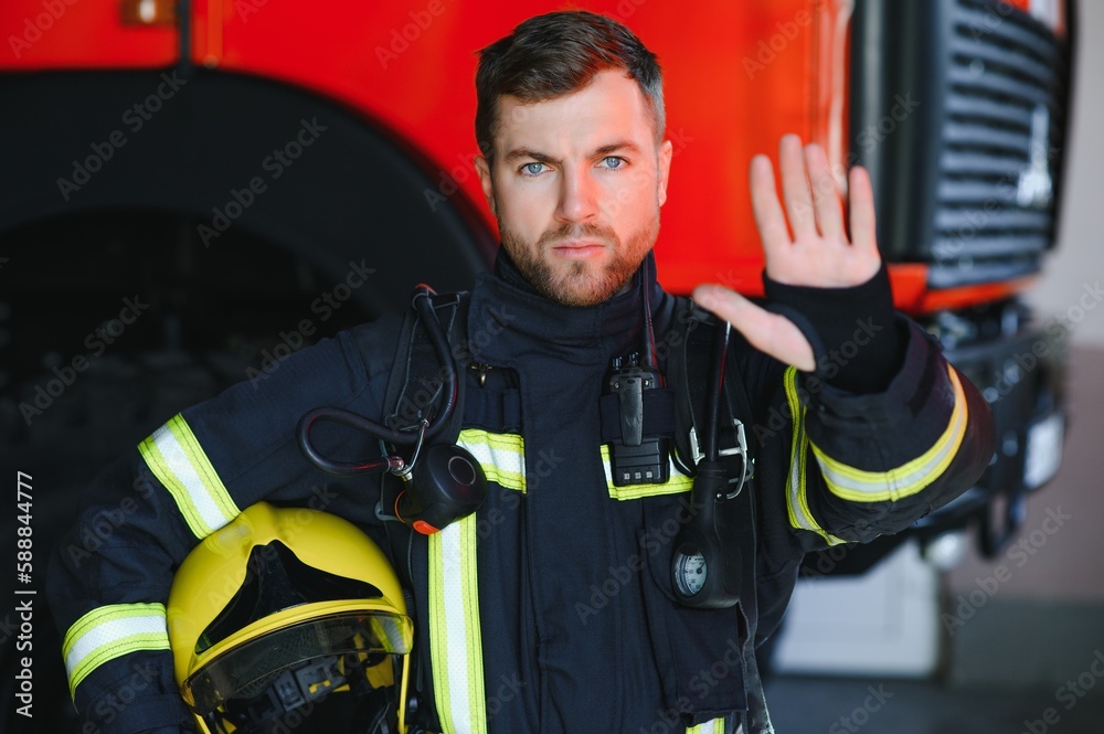 Photo of fireman with gas mask and helmet near fire engine Photo of fireman with gas mask and helmet near fire engine