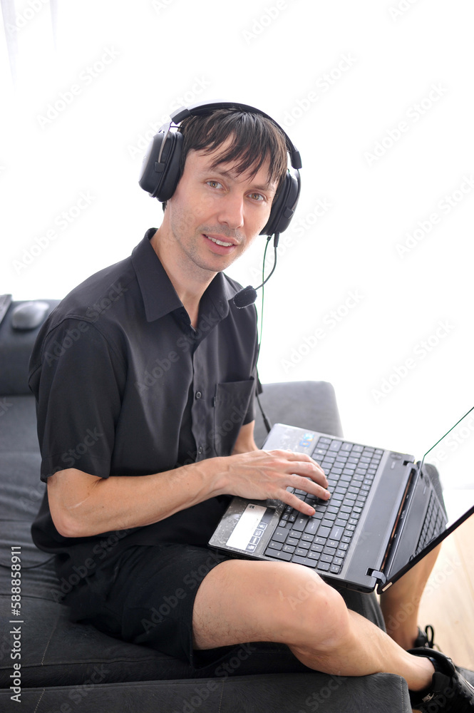 homem de sucesso trabalhando em casa com computador portátil, conceito de oportunidades no ciberespalo, tecnologias do futuro homem de sucesso trabalhando em casa com computador portátil, conceito de oportunidades no ciberespalo, tecnologias do futuro