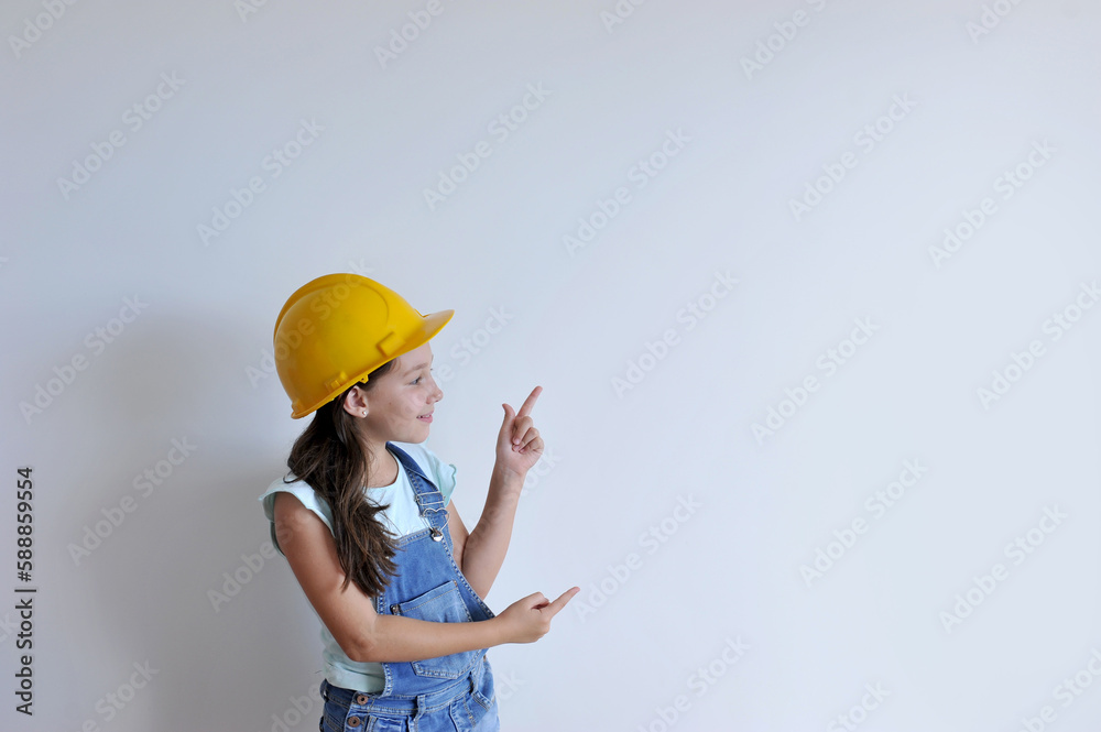 pequena criança brincando de engenheira civil tento sucesso nos negócios com capacete de segurança no trabalho pequena criança brincando de engenheira civil tento sucesso nos negócios com capacete de segurança no trabalho