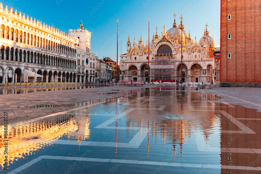 Piazza San Marco, St Mark Square at sunrise, deluged by flood water during High water, Venice, Italy - obrazy, fototapety, plakaty 