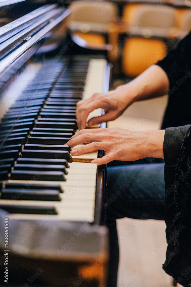 Obraz premium hands playing the piano