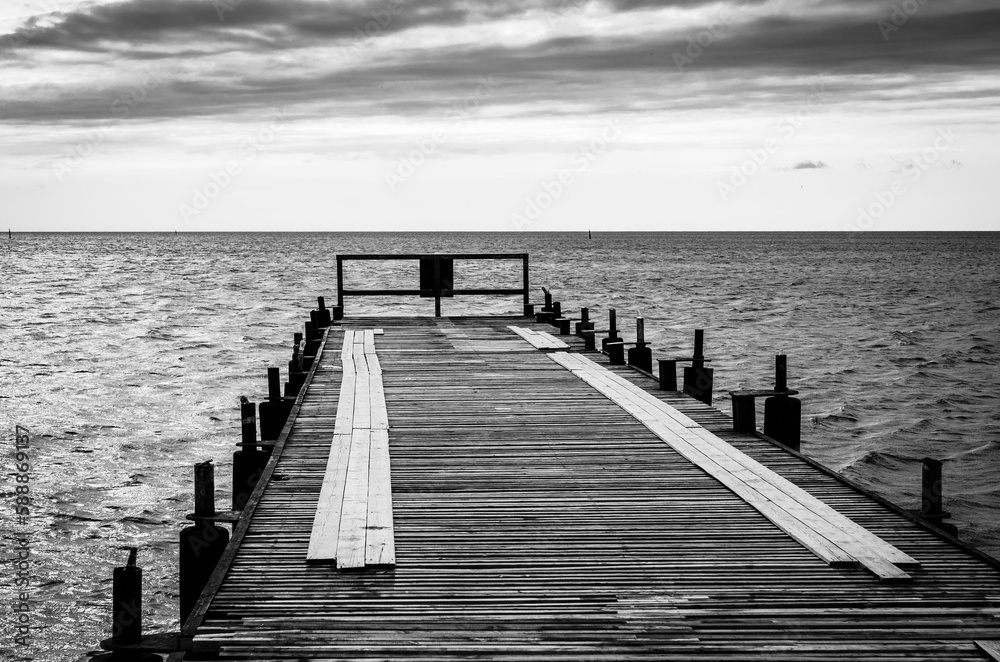 Fototapeta premium pier on the beach
