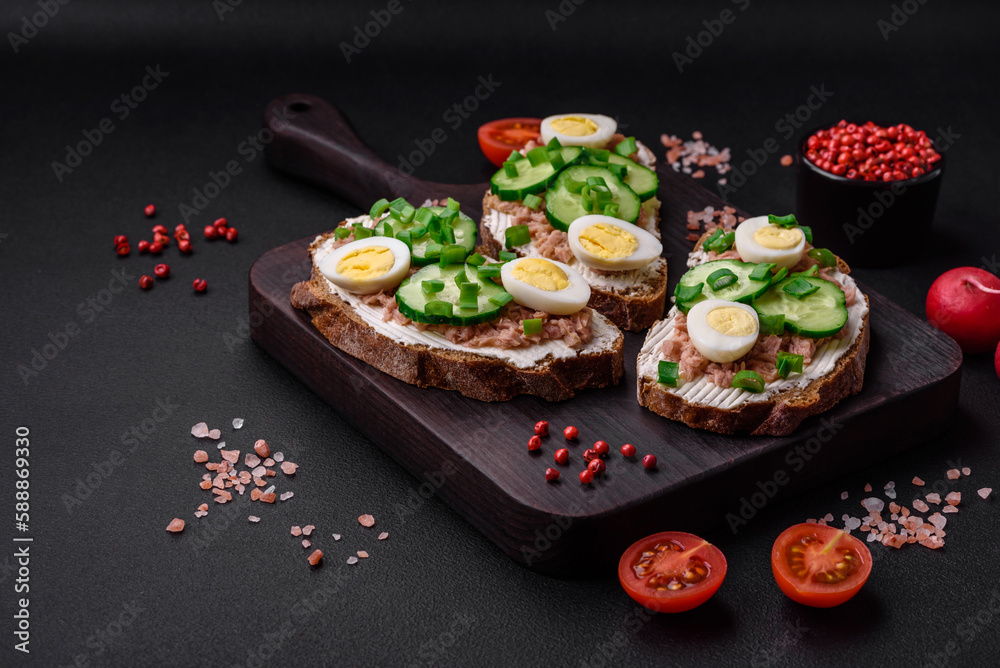 Delicious sandwiches consisting of grilled toast, canned tuna, cream cheese Delicious sandwiches consisting of grilled toast, canned tuna, cream cheese
