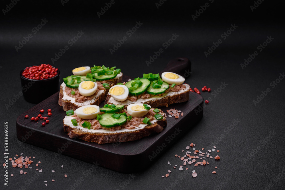 Delicious sandwiches consisting of grilled toast, canned tuna, cream cheese Delicious sandwiches consisting of grilled toast, canned tuna, cream cheese