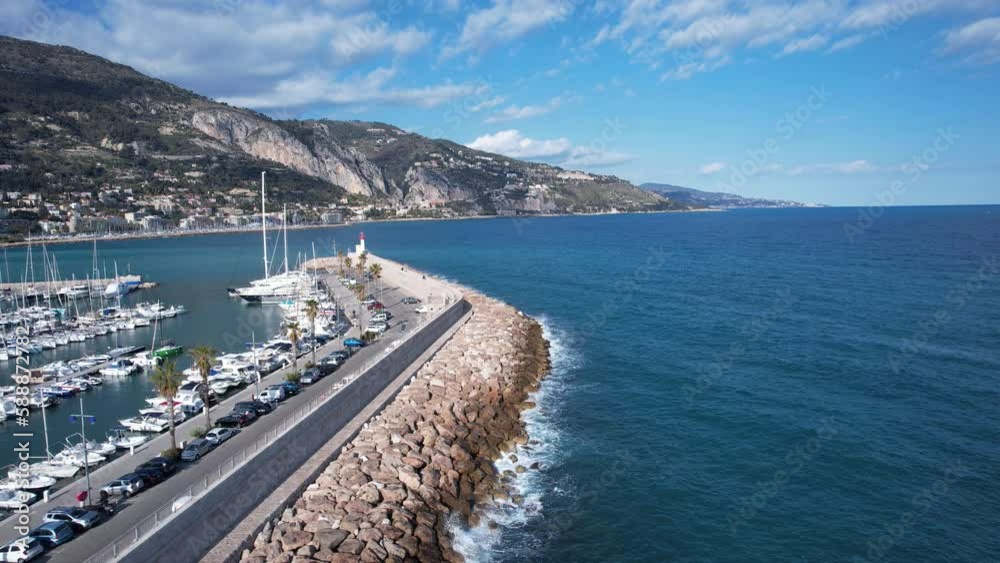 vue aérienne sur le port de plaisance de Menton - Côte d'Azur France	