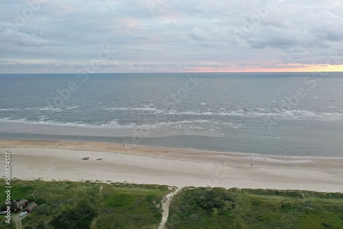 Bl  vand-Strand mit Meer