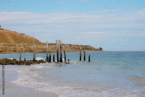 Resto de um pier abandonado photo