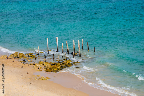 Resto de um pier abandonado photo