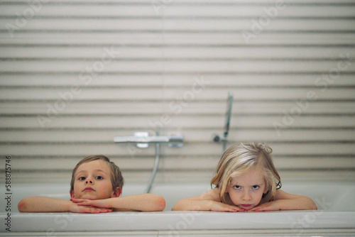 jeunes enfants dans le bain photo