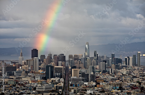Blick von Twin Peaks auf die Skyline von San Francisco, während über der Stadt ein Regenbogen erscheint 