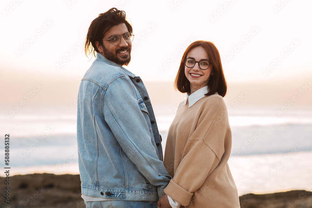 Φωτογραφία Smiling young multiethnic man and woman in casual and glasses enjoy travel, walk