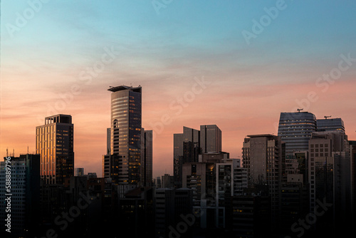 Vista do pôr do sol com os Edifício dos bairros da Vila Olimpia e Itaim Bibi, São Paulo, Brasil