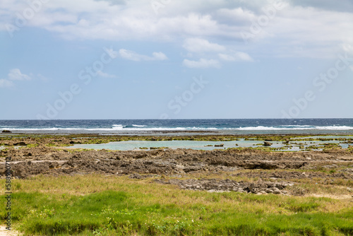 沖縄県八重瀬町具志頭のぐしちゃん浜の海と青空と岩の風景