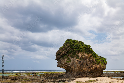 沖縄県八重瀬町具志頭のぐしちゃん浜の海と青空と岩の風景