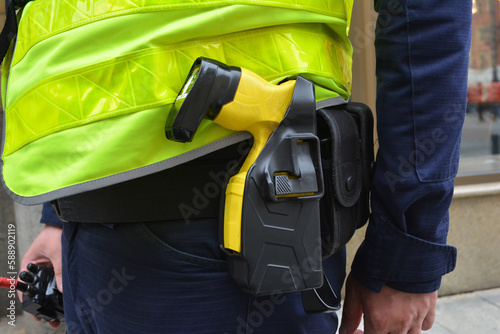 Policjant na służbie z Tazer elektrycznym paralizatorem. Taser photo