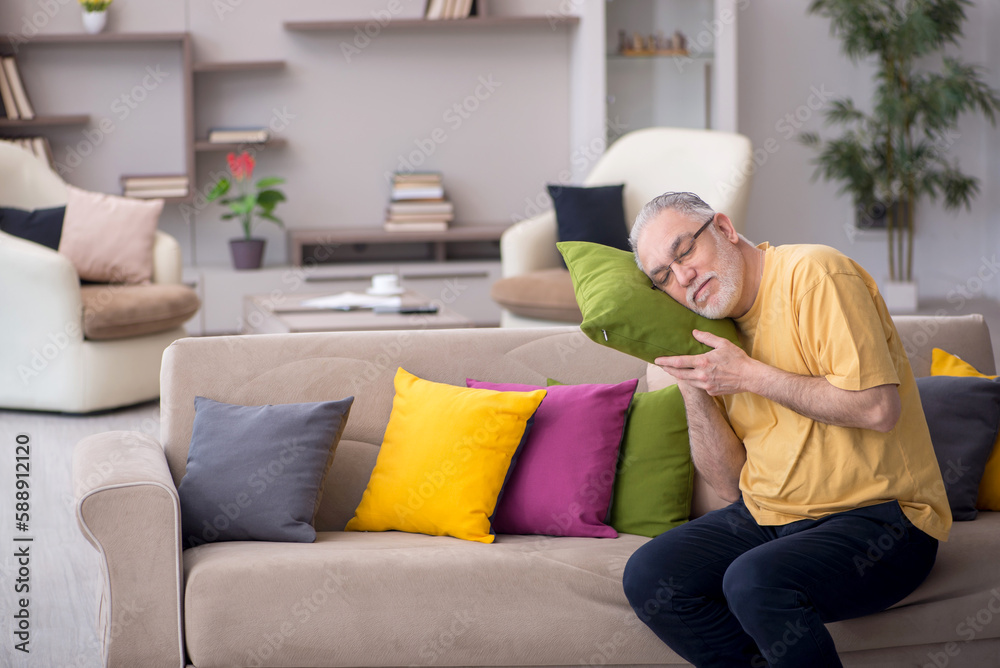 Obraz premium Old man with many pillows at home