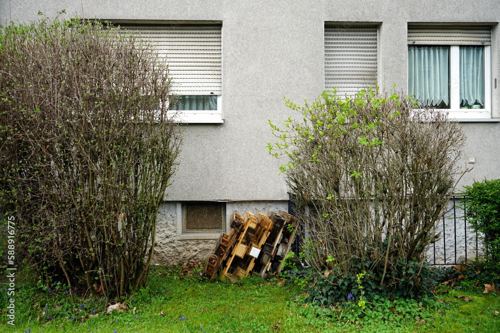 mit Europaletten aus Holz und Fenster mit Rollladen einer