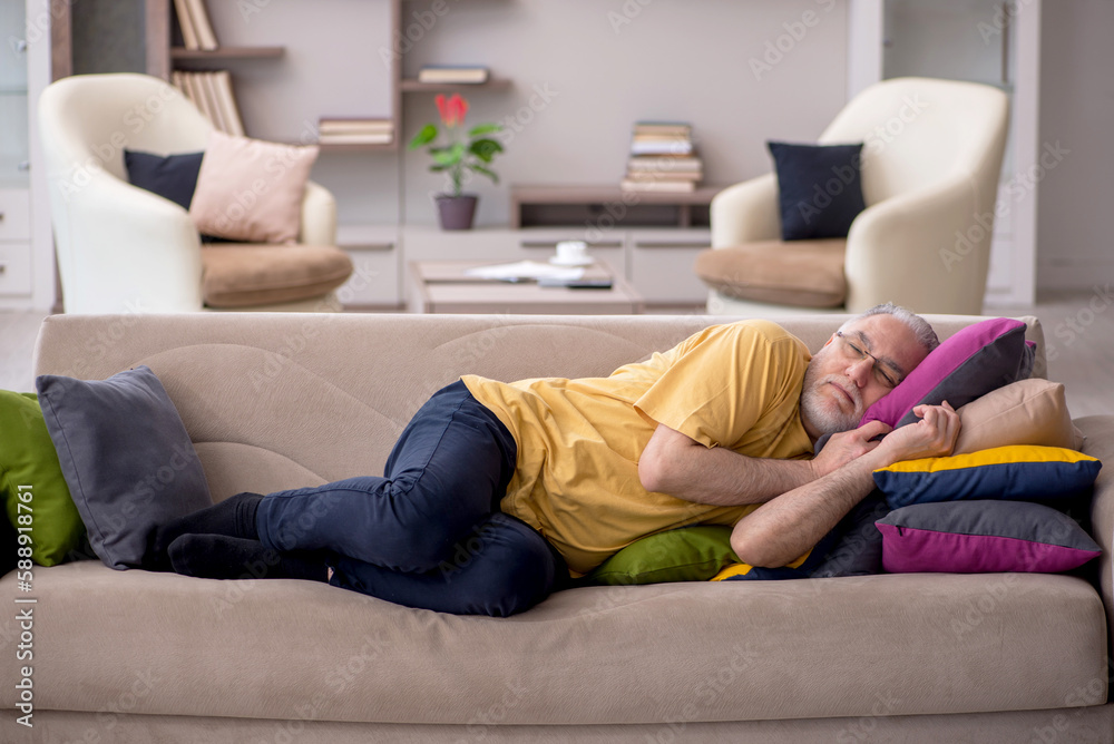 Obraz premium Old man with many pillows at home