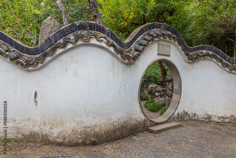 Φωτογραφία Moon Gate in the Garden of Pleasance (Yiyuan) in Suzhou, Jiangsu province, China