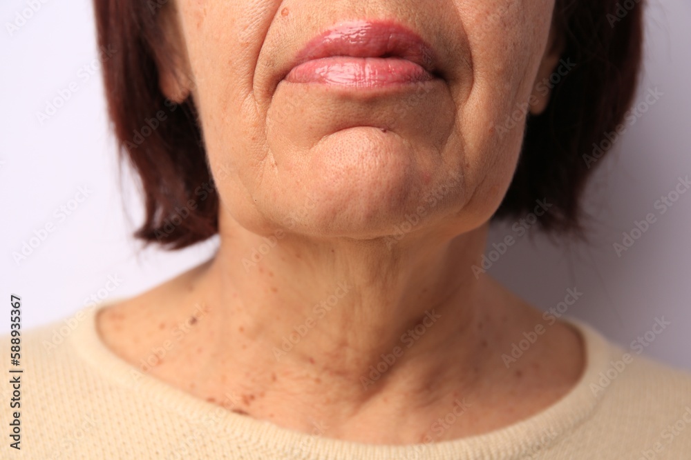 Obraz premium Closeup view of older woman on white background