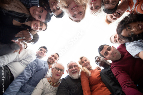 Fotografie large multinational group of happy people standing in a circle .