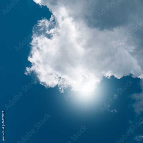 gro  e wei  e Wolke mit der Sonne im Hintergrund an einem warmen Sommertag 