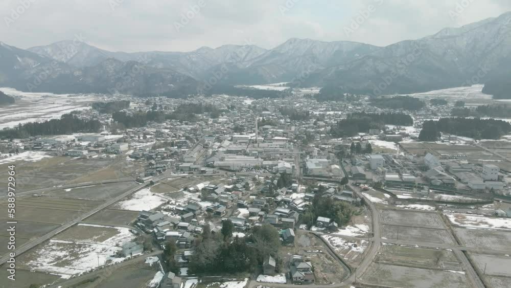 冬 越前市 味真野 ドローン 空撮 日野山 雪山 田んぼ 田園風景 雪原 山と田んぼ 仁愛大学 雪の積もった森 木 俯瞰