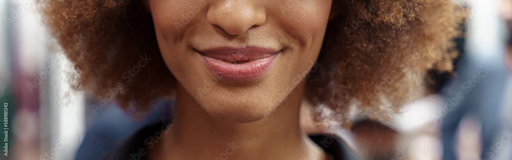 Obraz premium Close up of smiling african businesswoman standing in modern office