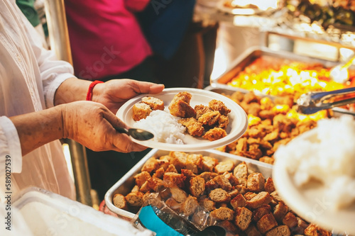 Slika na platnu A free food kitchen that feeds hundreds of hungry poor people : problem concepts of disadvantaged people and hunger