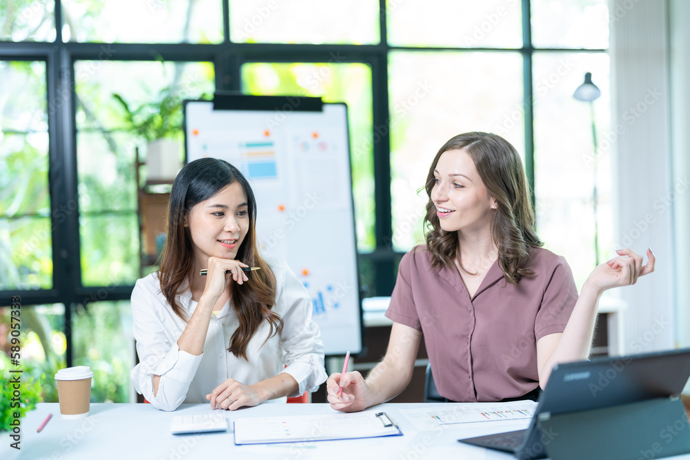 Obraz premium Two female colleagues working together in the office