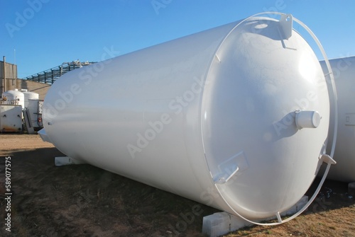 cryogenic tank for liquid oxygen nitrogen, Cryogenic storage tank for gases photo
