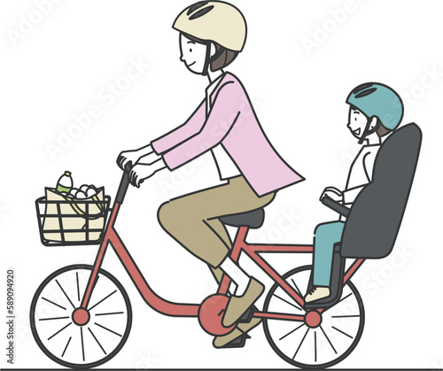 子供を後ろに乗せて自転車に乗る買い物帰りの女性