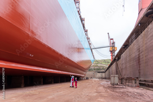 Cuadro en lienzo Inside dry dock, view on the bottom part of the big container ship newly painted to red colour