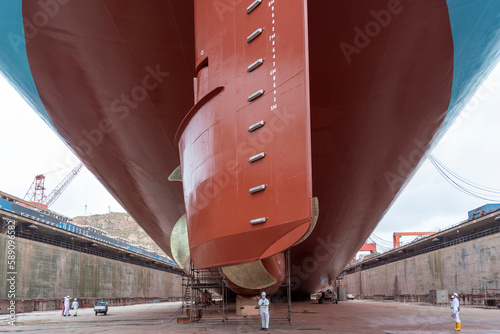 Bild auf Leinwand Aft view on the container ship inside dry dock, propeller on the first plan