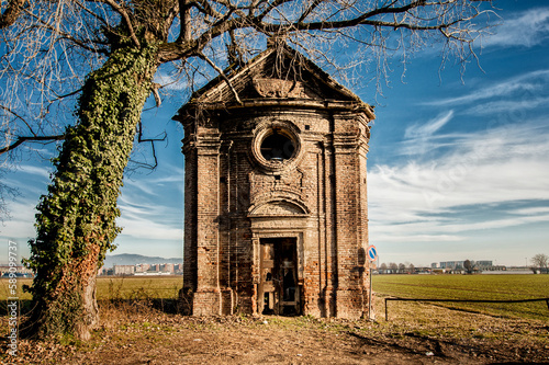 Italia; Piemonte. Chiesa storica abbandonata in mezzo alla campagna. photo