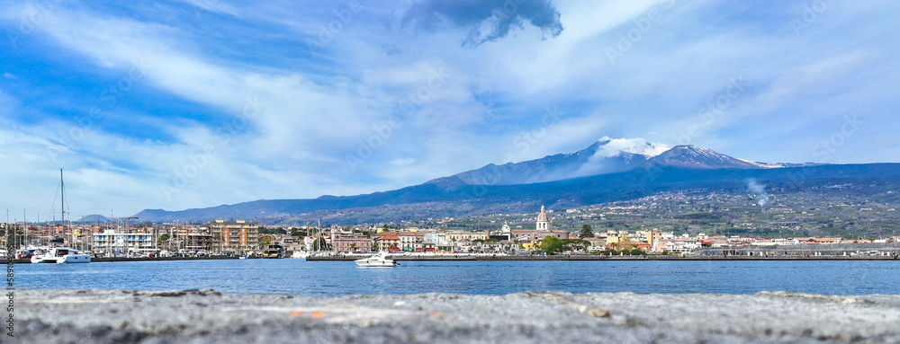 Veduta sul porto di Riposto ,Sicilia  con vulcano Etna sullo sfondo