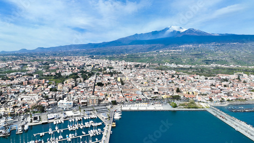 Riposto - panoramica aerea dall'alto sul porto della città durante giornata di sole con Etna sullo sfondo