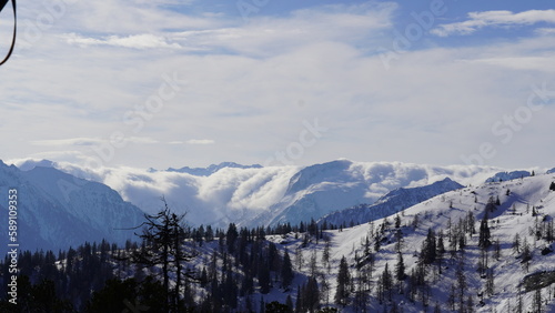 Wolken kriechen über beschneiten Berg 