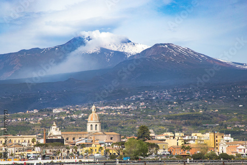 Riposto visto dal porto con il campanile della chiesa e l'Etna sullo sfondo