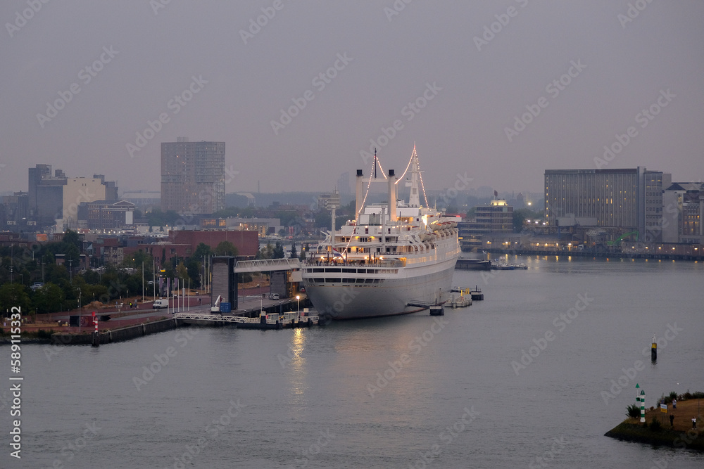 Blick auf Hotel Kreuzfahrtschiff Rotterdam vor Industriegelände im Hafen von Rotterdam, Holland - Hotel cruiseship Cruise ship ocean liner Rotterdam in port	
