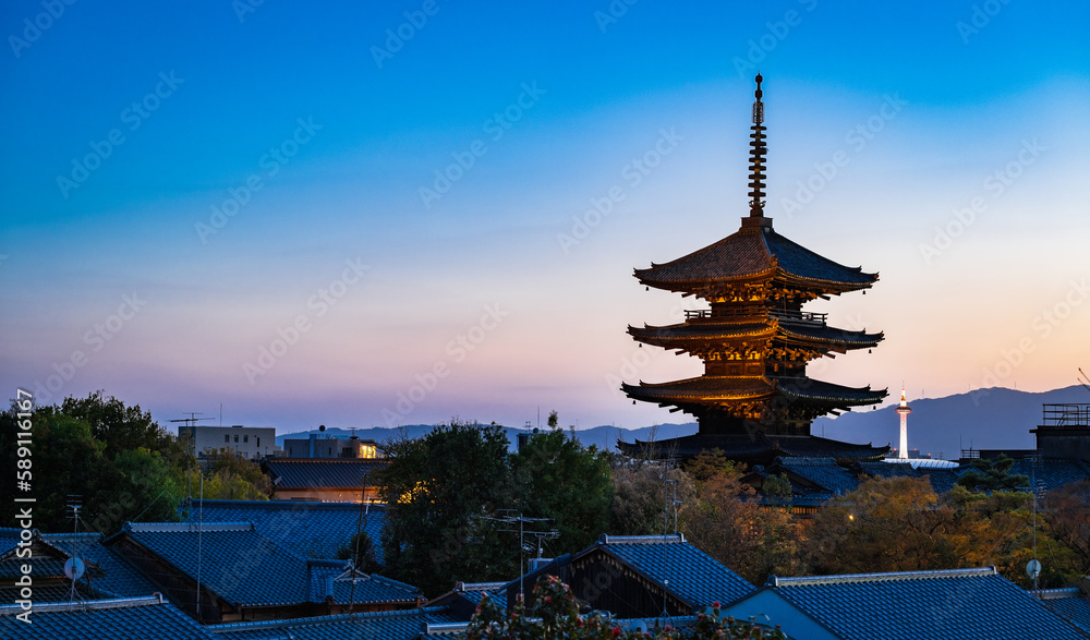 Naklejka premium 京都 八坂の塔 夜景